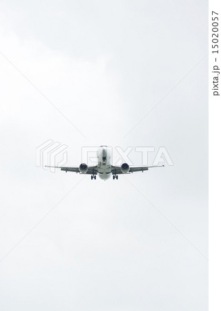 正面に見る飛行中のジェット機 15020057