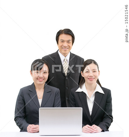 20代のセールスウーマンと50代の男性社員の白バックイメージ 15021546