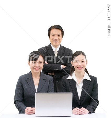 20代のセールスウーマンと50代の男性社員の白バックイメージ 15021547
