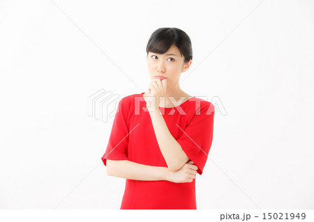 考える若い女性 15021949