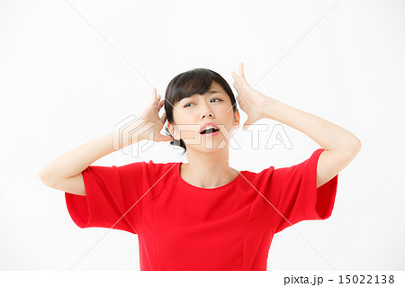 頭を抱える若い女性 頭を抱える若い女性 15022138