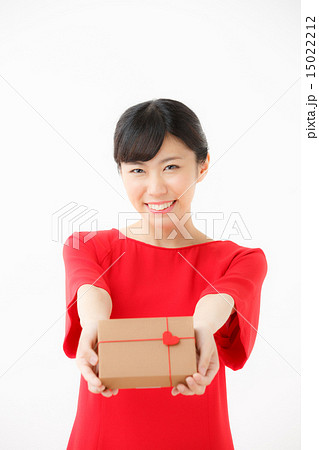 プレゼント・若い女性 15022212