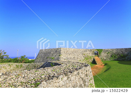 4月沖縄　座喜味城・一の郭アーチ門と二の郭城壁 15022429