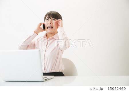 泣きながら通話するOL 泣きながら通話するOL 15022460
