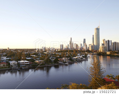 ゴールドコースト高層ビル郡の夕暮れ 15022721
