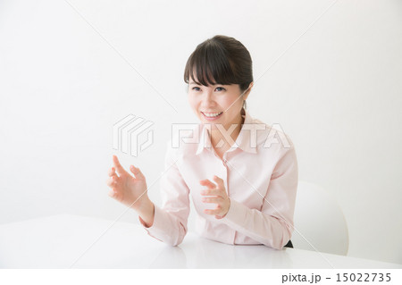 取材を受けるOL 15022735