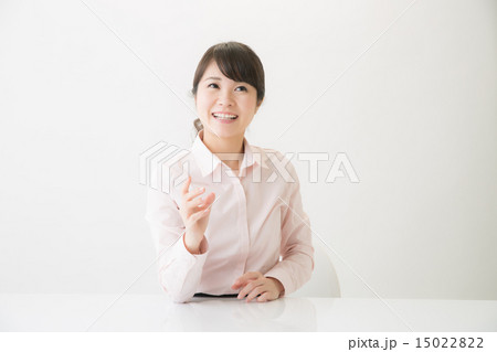 取材を受けるOL 15022822