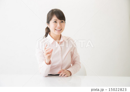 取材を受けるOL 取材を受けるOL 15022823