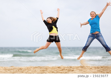 Women jump 15023077