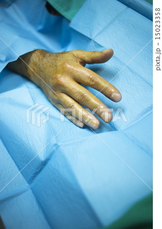 Surgeon doctor injecting patient in hospital  15023358