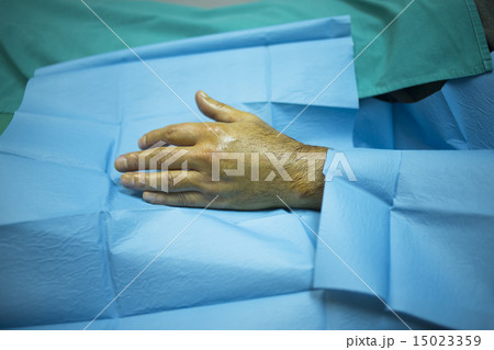 Surgeon doctor injecting patient in hospital  15023359
