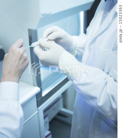 Surgeon doctor preparing injection of PRP  15023363