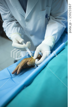 Surgeon doctor injecting patient in hospital  15023367