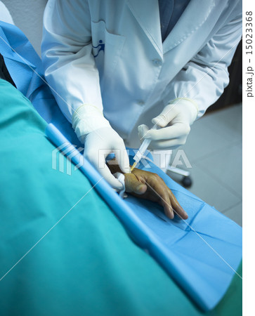Surgeon doctor injecting patient in clinic 15023368