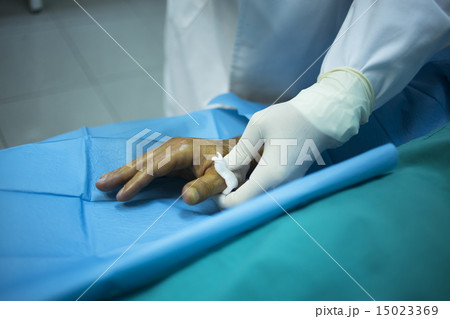 Surgeon doctor injecting patient in clinic 15023369