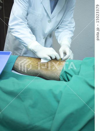 Surgeon doctor injecting patient in hospital  15023379