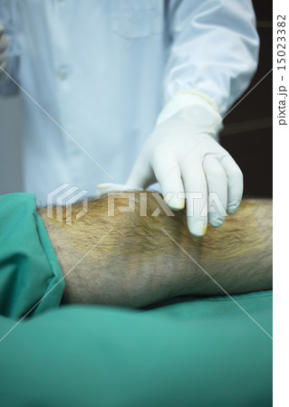 Surgeon doctor injecting patient in clinic 15023382