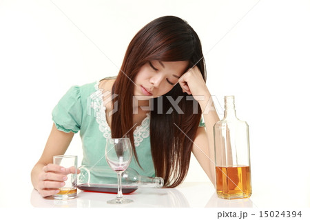 アル中の女性 アル中の女性 15024394