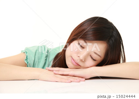 居眠りをする女性 15024444