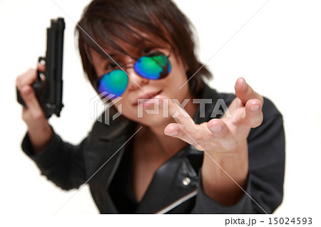 拳銃で脅迫する男性 15024593