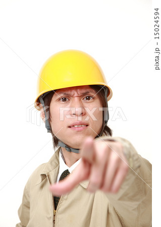 注意をする作業員 15024594