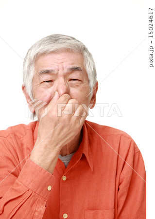 異臭に辟易する高齢者 15024617
