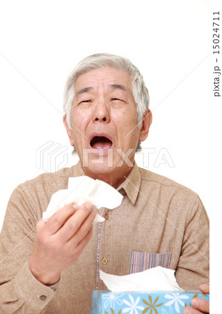 クシャミをする高齢者 15024711