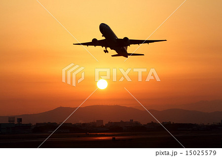 伊丹空港の日の出の写真素材