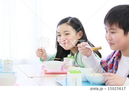 小学生イメージ　給食　 15025617
