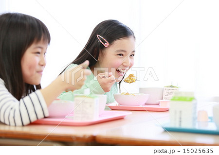 小学生イメージ　給食　 15025635