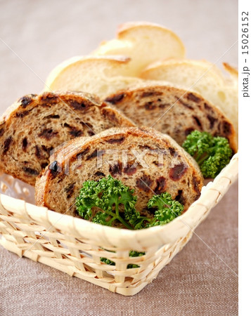 カレンズライ麦パンとカンパーニュ (縦位置) カレンズライ麦パンとカンパーニュ (縦位置) 15026152