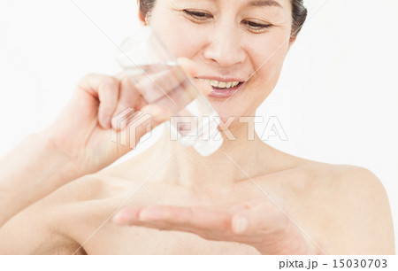 化粧水を手に取る女性 15030703