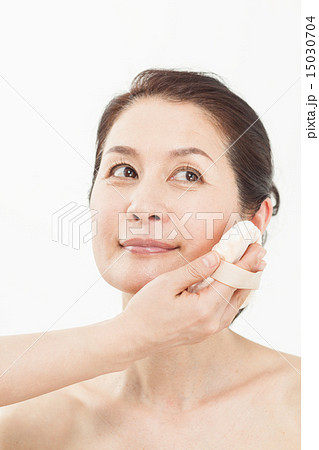 ファンデーションを塗ってもらう女性 ファンデーションを塗ってもらう女性 15030704