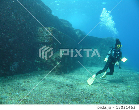 与那国島のどう見ても人工的な形の海底遺跡と言われる巨大岩とダイバー 与那国島のどう見ても人工的な形の海底遺跡と言われる巨大岩とダイバー 15031463