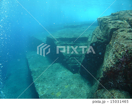 与那国島のどう見ても人工的な形の海底遺跡と言われる巨大岩の写真素材