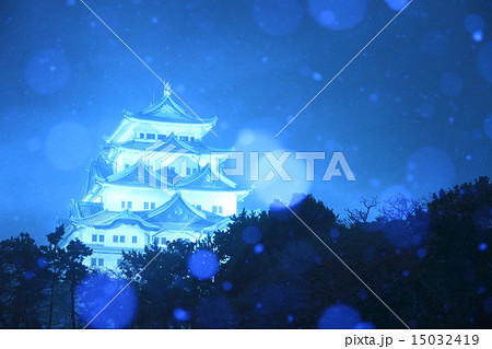 3月愛知 名古屋城 天守閣ライトアップの雪景色の写真素材