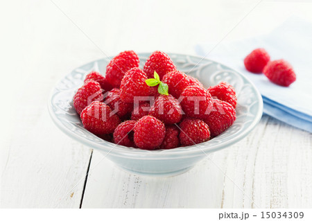 Bowl of juicy raspberries 15034309