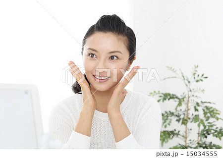 素肌がきれいになって喜ぶ女性 素肌がきれいになって喜ぶ女性 15034555