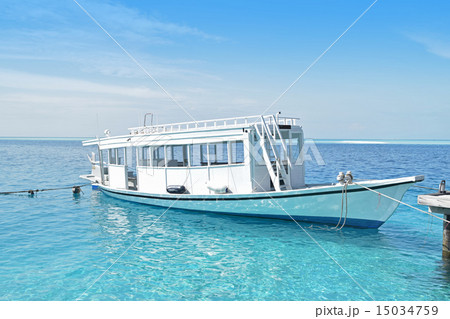 Passenger boat docked at Maldives resort. 15034759