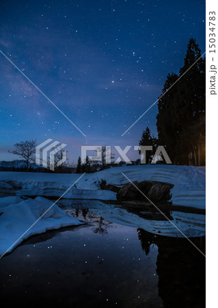 新潟県長岡市 雪解けの棚田の水面に映り込んだ星々 新潟県長岡市 雪解けの棚田の水面に映り込んだ星々 15034783