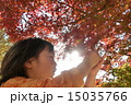 紅葉した葉っぱをさわる３歳の女の子 15035766