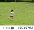 シャボン玉を追いかけて芝生の上を走る３歳の女の子 15035768
