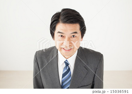 スーツを着た男性 15036591