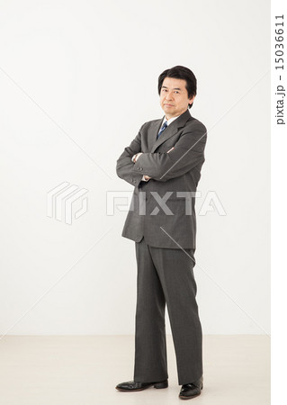 スーツを着た男性 15036611