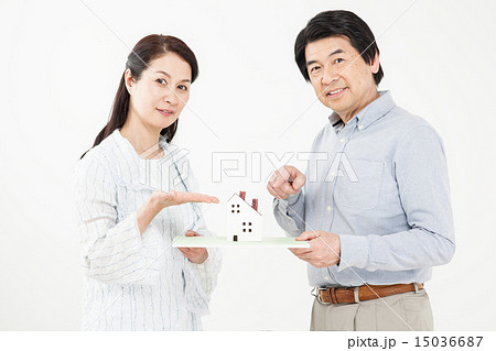 土地活用を考えるミドルのカップル 15036687