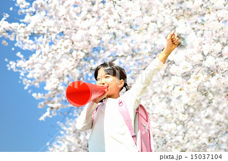 メガホンで応援する女の子(春、桜) メガホンで応援する女の子(春、桜) 15037104