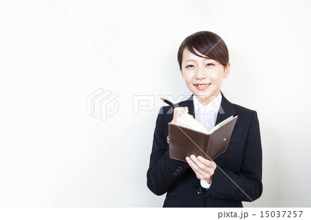手帳をチェックする女性 手帳をチェックする女性 15037257