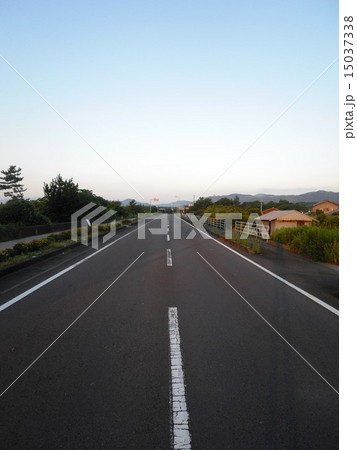 夜明けの直線道路 懐かしい田舎道の写真素材 [15037338] - PIXTA