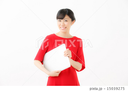 パソコン・若い女性 15039275