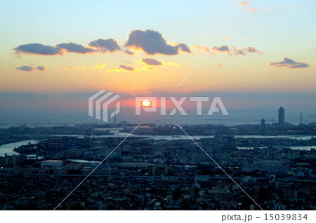 高層タワーからの夕暮れの景色 15039834
